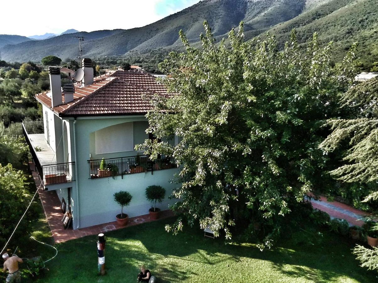 Independent Apartment With A Fabulous Patio - Casa Penny Cisano sul Neva المظهر الخارجي الصورة