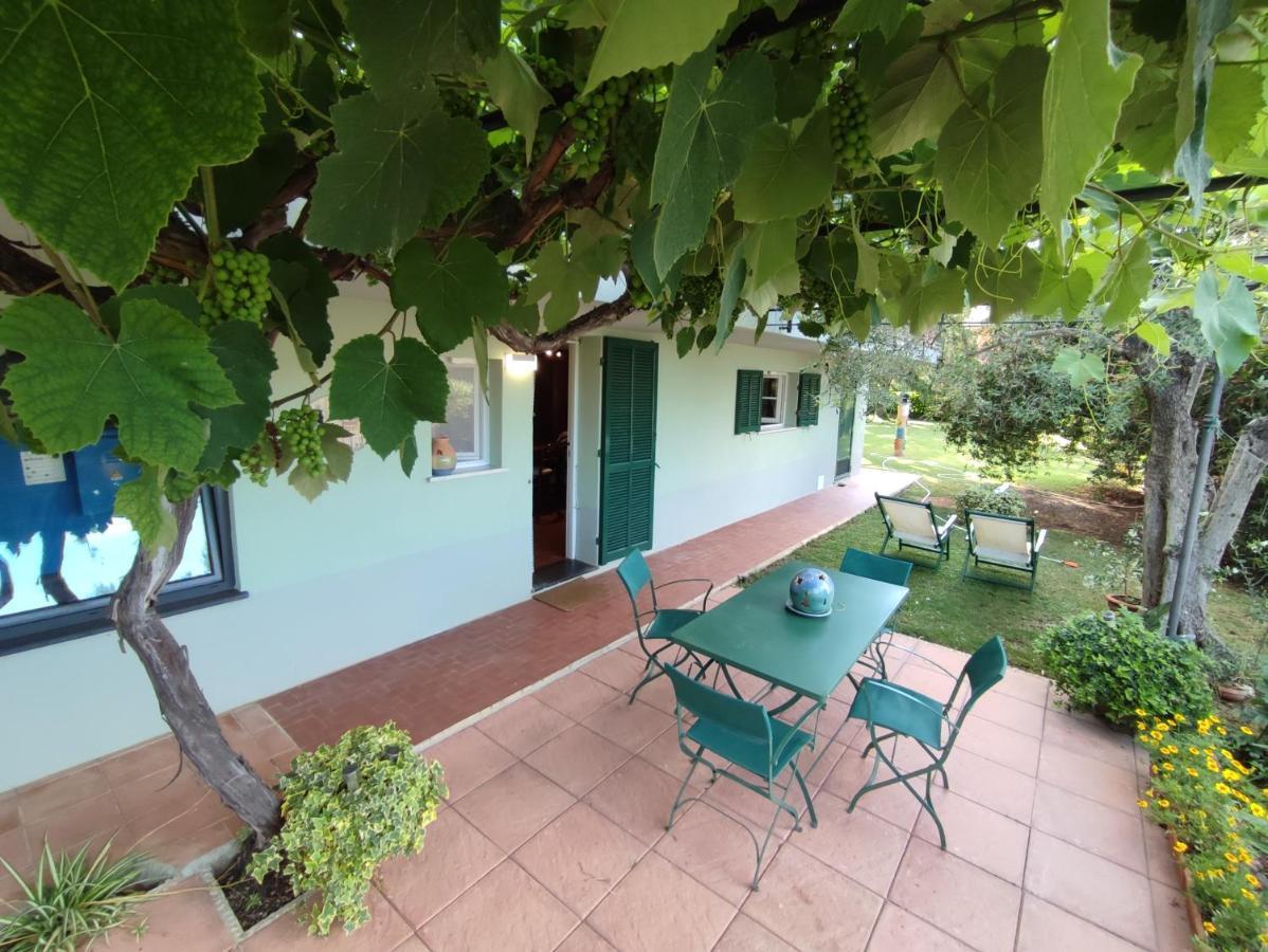 Independent Apartment With A Fabulous Patio - Casa Penny Cisano sul Neva المظهر الخارجي الصورة